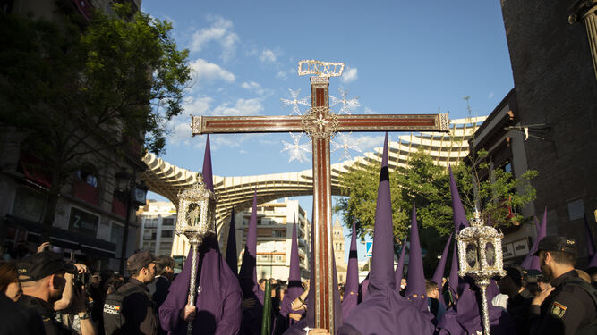 La cruz de guía de la Hermandad del Valle avanzando por la calle Laraña.