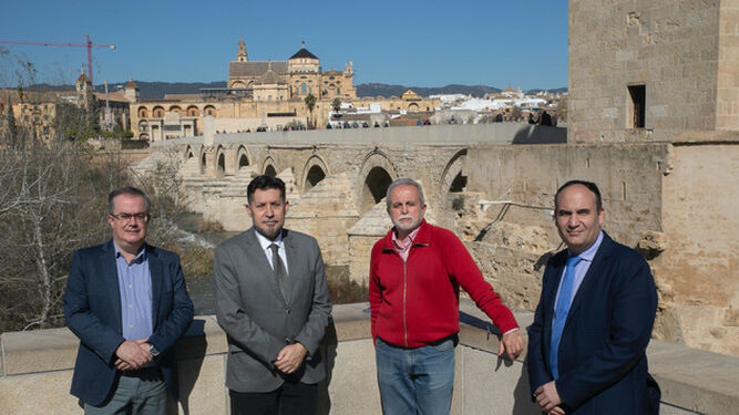Los coordinadores de la II edición de CIGESTUR posan con la Mezquita-Catedral de fondo