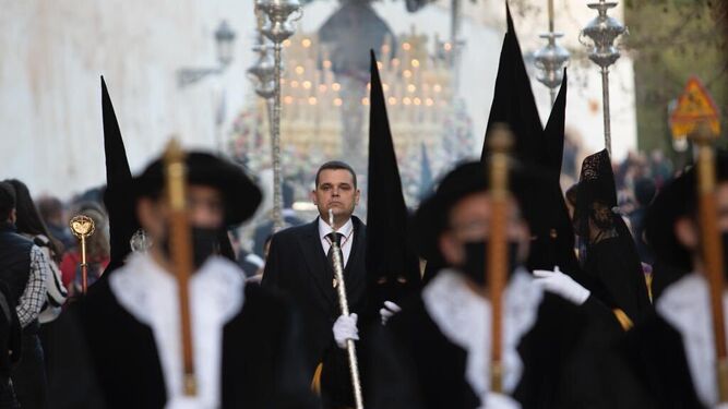 El concejal de Vox en el Ayuntamiento de Granada, Onofre Miralles, procesionando el Jueves Santo junto a la Cofradía de la Estrella, en una imagen subida por el propio edil a su cuenta de Twitter