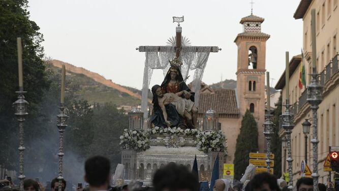 La imagen de Santa María de la Alhambra procesionando por las calles de Granada
