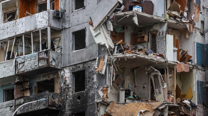 Vista de un edificio bombardeado en Borodianka (Ucrania)