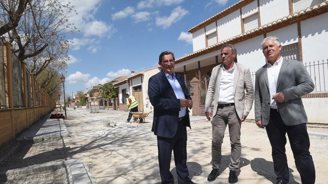 Imagen de la visita de José Entrena a la localidad de Cijuela