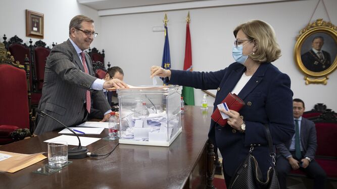 Una abogada deposita su voto en el referendum votado en el Colegio de Abogados de Granada