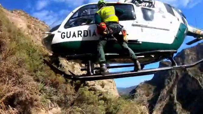 La Guardia Civil rescata a un parapentista accidentado en la Costa de Granada