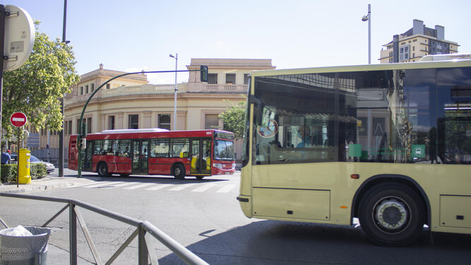 Autobuses urbanos e interurbanos de Granada en la Avenida de Madrid