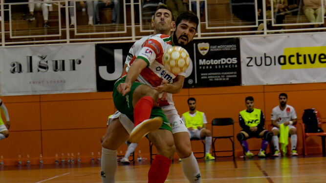 El Sima Granada pelea la pelota con un jugador rival.