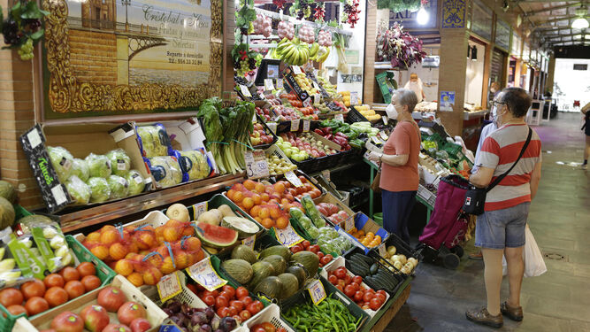 Frutas y verduras en un mercado de abastos.
