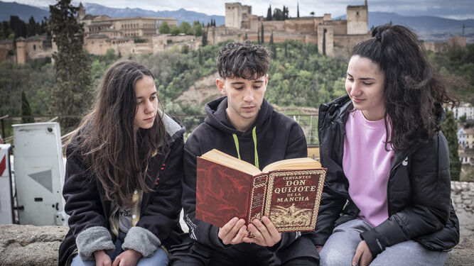 Alumnos del IES Albayzín, en San Nicolás, donde se leyeron fragmentos del Quijote.