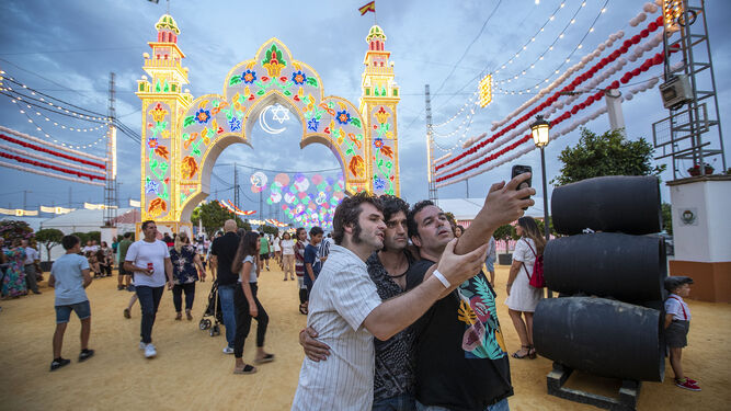 Un 'selfie' ante la portada de la Feria del Carmen de San Fernando en 2019.