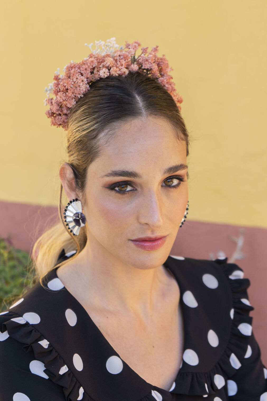 C&oacute;mo colocar la flor de flamenca en la Feria de Abril de Sevilla