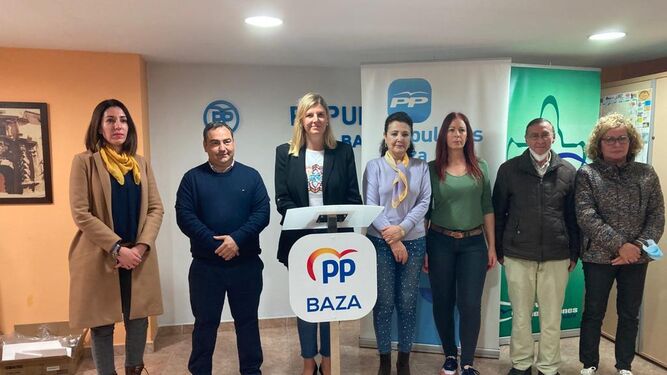 La portavoz del PP en la Diputación de Granada, Inmaculada Hernández, en su visita a la sede del partido en Baza