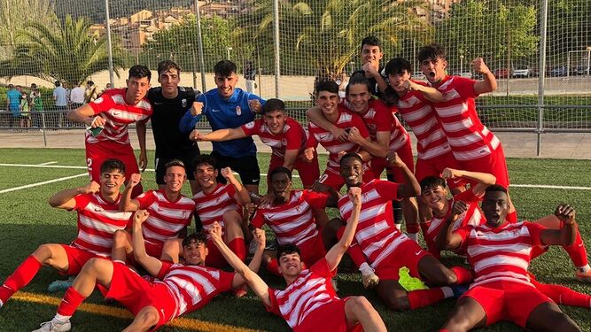 Los jugadores del Granada celebran el triunfo ante el Atlético Jaén