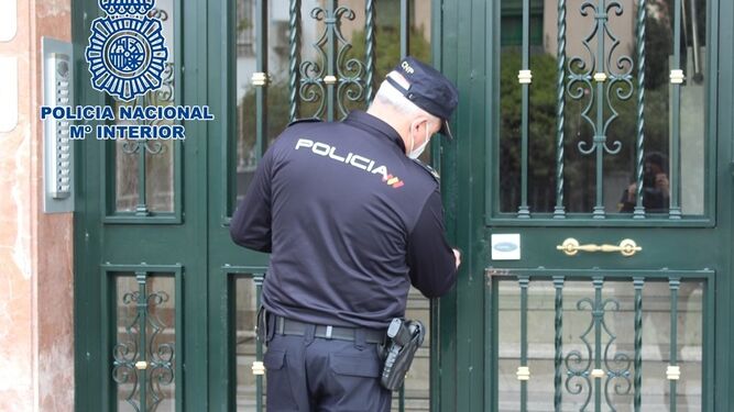 Detenido en Granada cuando forzaba la puerta de una vivienda