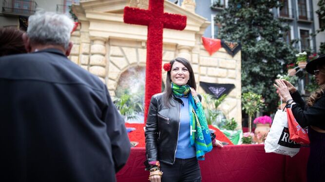 La candidata de Vox a presidir la Junta de Andalucía, Macarena Olona, frente a una cruz en Granada