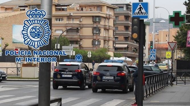 Varias patrullas de la Policía Nacional en el distrito Sur de Granada.