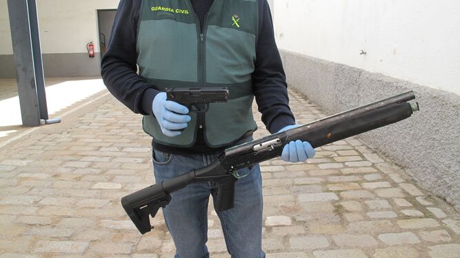 La escopeta robada hallada en una plantación de marihuana en La Malahá.