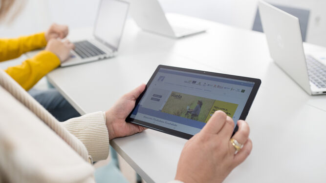 Imagen de archivo de una usuaria utilizando una tablet en un Punto Vuela Guadalinfo