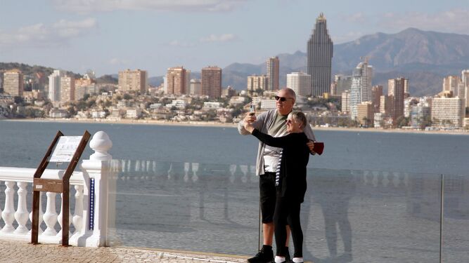 Una pareja de turistas se toma una foto en Benidorm
