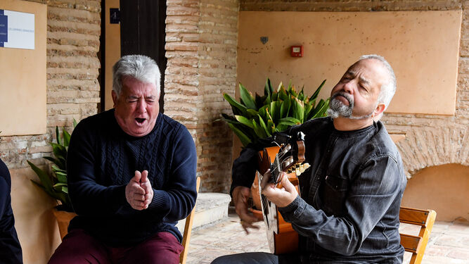 Arturo Fernández y el guitarrista Carlos Zárate durante la grabación del documental
