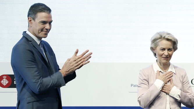 El presidente del Gobierno, Pedro Sánchez , entrega el II Premio Cercle d,Economía a la Construcción Europea a la presidenta de la Comisión Europea, Ursula Von der Leyen.