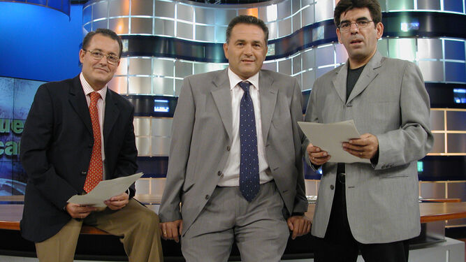 Manuel Ladrón de Guevara, Rafael Gordillo y Santiago Roldán en el plató de informativos de Canal Sur en 2001