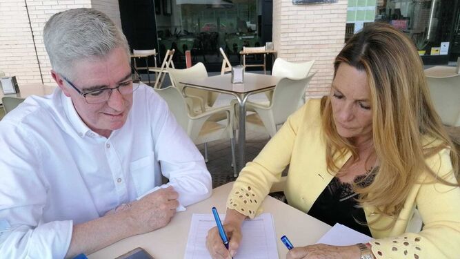 Concha Insúa firma la petición de la Asociación de Vecinos Zaidín-Campus contra la zona azul.