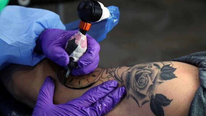 Imagen de archivo de un hombre realizándose un tatuaje.