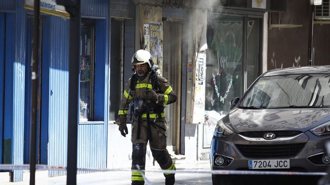 Incendio en Granada: Arde el cuarto de contadores de un edificio de la calle Azorín de la capital