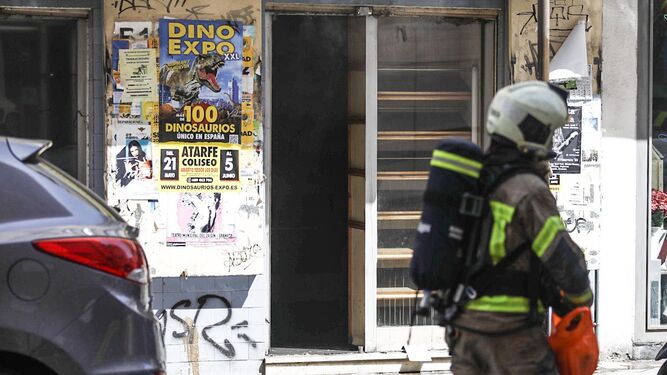 Incendio en Granada: Arde el cuarto de contadores de un edificio de la calle Azorín de la capital