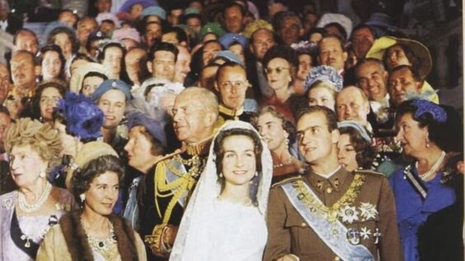 Foto de familia e invitados de los reyes don Juan Carlos y doña Sofía en Atenas hace 60 años