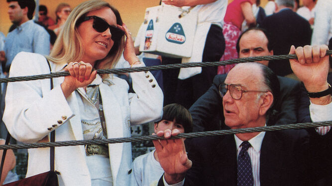 Camilo José Cela y su esposa Marina Castaño en un festejo taurino en Aranjuez a finales de los años 90/EFE