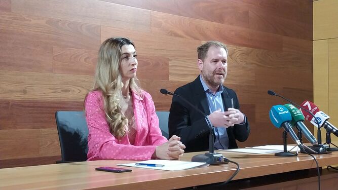 Claudia Márquez y Conrado Rodríguez, en la rueda de prensa que ofrecieron tras conocer el archivo de las diligencias judiciales.