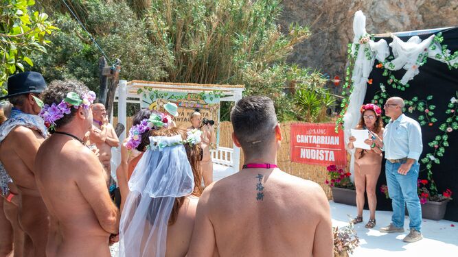 ¡Sí, quiero!, la multitudinaria boda nudista que celebra el amor y la libertad en la costa de Granada