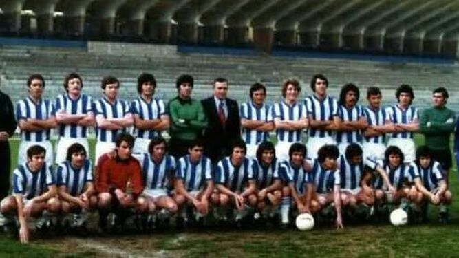 La plantilla del Recreativo 1977/78 posa en el desaparecido estadio Colombino.