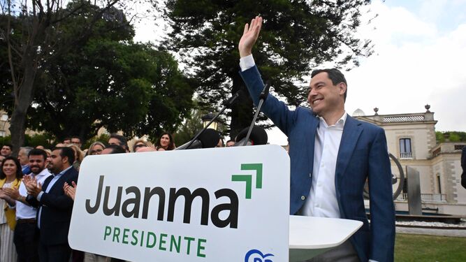 Moreno saluda ayer a los asistentes al acto de presentación en Jerez de los candidatos del PP-A a las elecciones andaluzas.