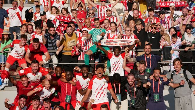 Los jugadores del Almería B celebran con su afición el triunfo ante el Huétor Tájar