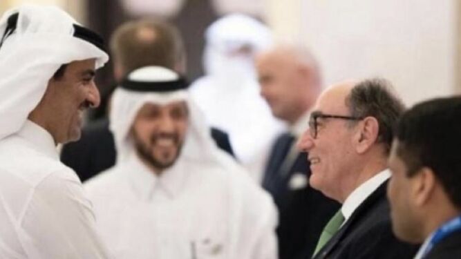 El emir Tamin bin Hamad Al Thani saluda a Ignacio Galán, presidente de Iberdrola