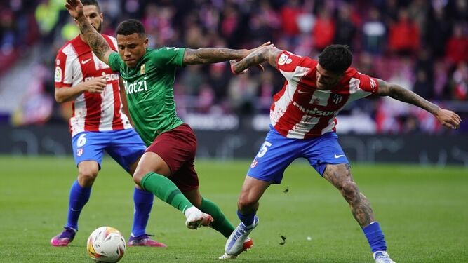 Darwin Machís regatea a un contrario en el partido ante el Atlético de Madrid