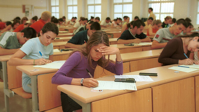 Alumnos durante los exámenes de Selectividad
