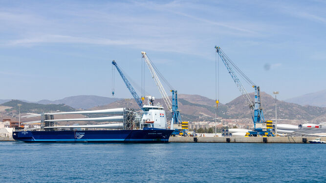 Un barco carga palas eólicas en el Puerto de Motril