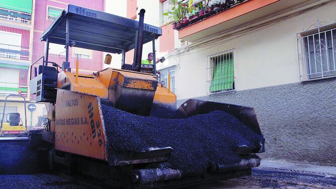 El encarecimiento del asfalto obliga a revisar todo el plan de arreglo de calles de Granada