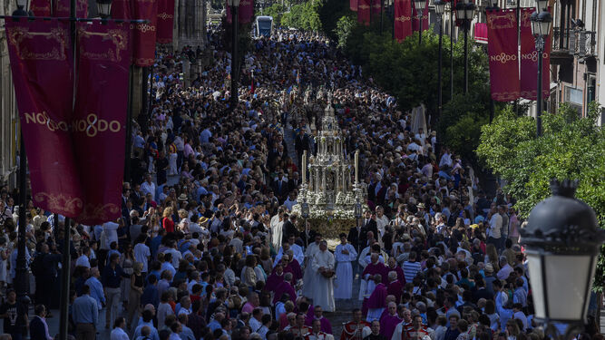 La procesión del Corpus por la Avenida de la Constitución.