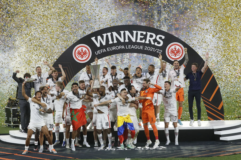 El Eintracht con el trofeo de la Europa League