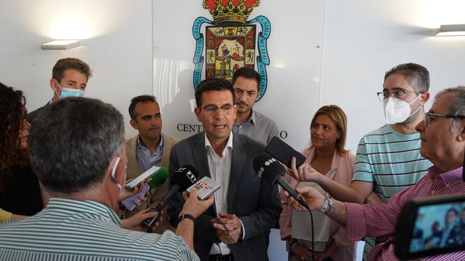 El alcalde de Granada, Francisco Cuenca, atiende a la prensa