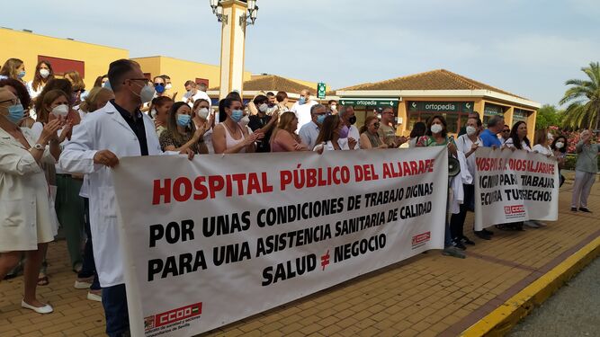 Concentración a las puertas del Hospital San Juan de Dios del Aljarafe durante la jornada de huelga.