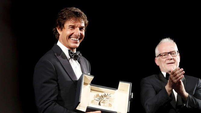 Tom Cruise recibe la Palma de Oro de honor de manos de Thierry Fremaux, director del festival de Cannes.