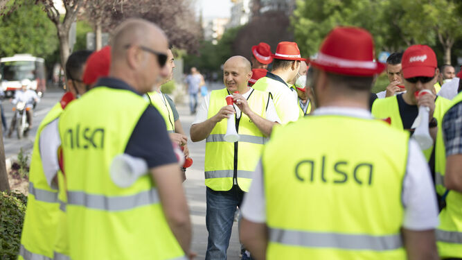 Imagen de la manifestación de los trabajadores de Alsa que ha recorrido la Gran Vía de Granada