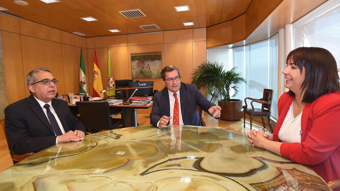 El embajador de Cuba visita la sede de la Diputación de Granada para tratar temas de cooperación