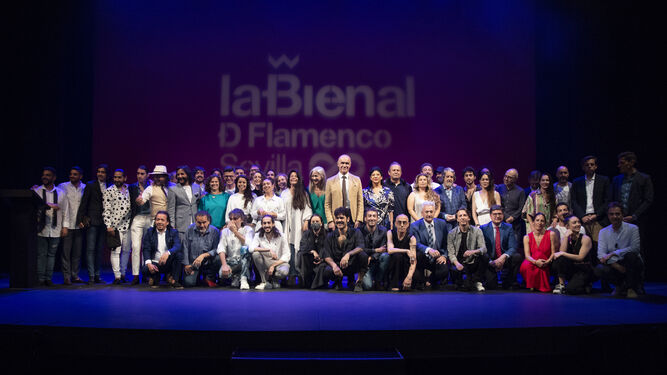 Los artistas posan con la consejera de Cultura, el alcalde de Sevilla y el director de la Bienal Chema Blanco.