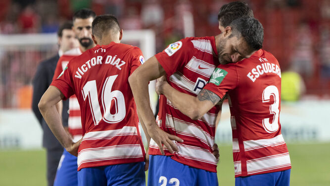Jorge Molina recibe el abrazo de Escudero tras confirmarse el descenso